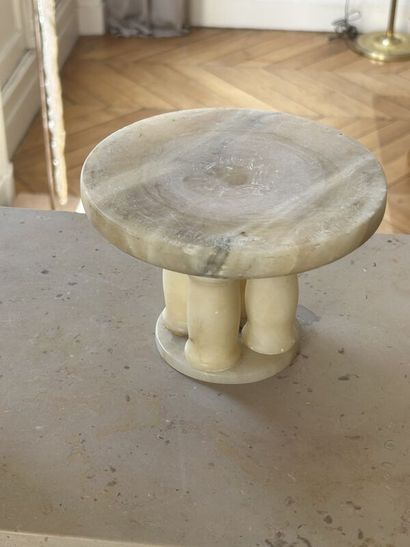 Alabaster lamp with floral decoration
Electrically...