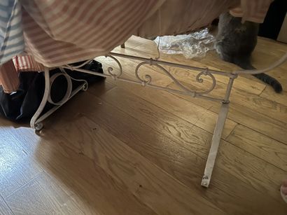 White wrought-iron cradle
H 99 x 69 x 40...