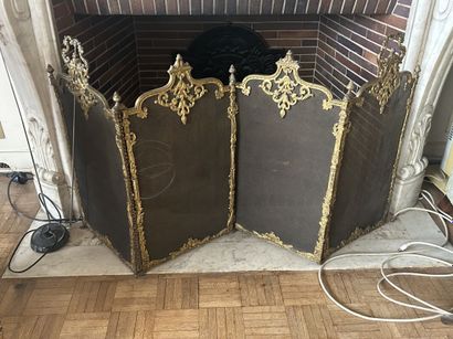 Four-leaf ormolu fire screen and carrying...
