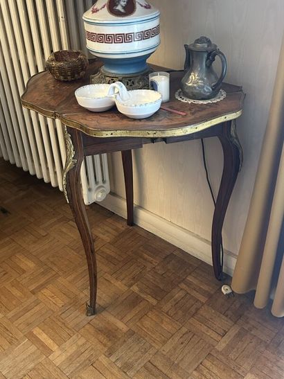 Veneered handkerchief table, 
The top has...
