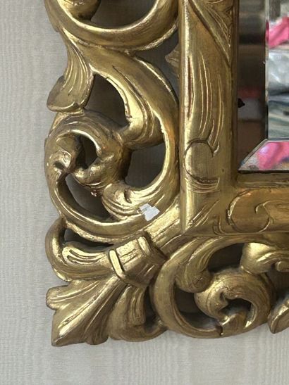 Small giltwood mirror 
In the Italian rocaille...