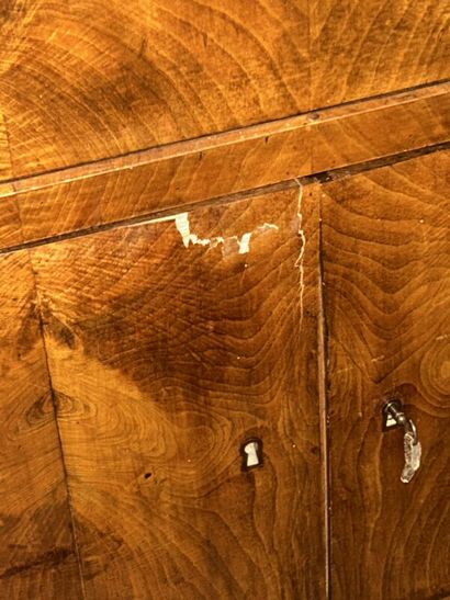 Mahogany and mahogany veneer desk.
It opens...
