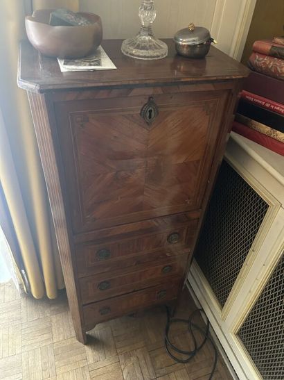 Small veneered child's secretary,
Cut-edge...