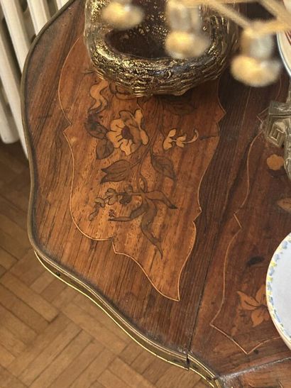 Veneered handkerchief table, 
The top has...