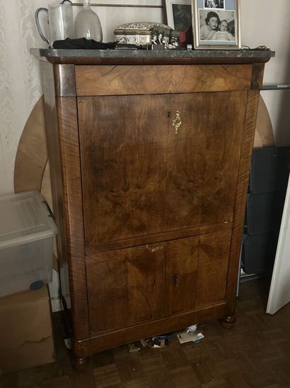 Mahogany and mahogany veneer desk.
It opens...