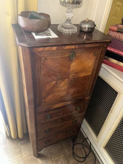Small veneered child's secretary,
Cut-edge...