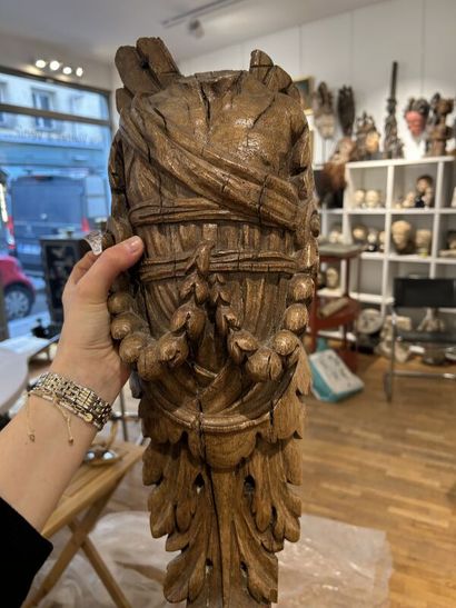 Lot of various trinkets including : 
A carved...