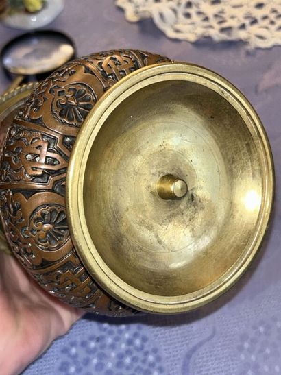 Brass (or bronze?) snuffbox with two gilded...