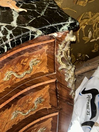 Small veneered chest of drawers
Louis XV...