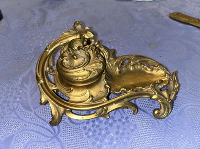 BD ?
Gilded bronze inkwell decorated with...