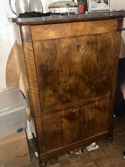 Mahogany and mahogany veneer desk.
It opens...