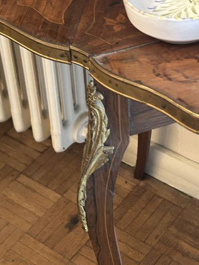 Veneered handkerchief table, 
The top has...