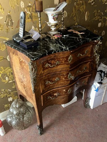 Small veneered chest of drawers
Louis XV...