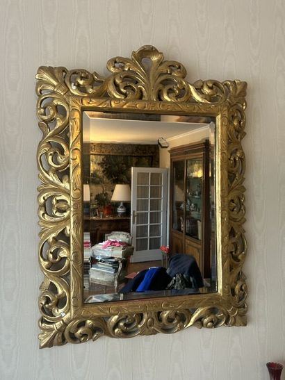 Small giltwood mirror 
In the Italian rocaille...