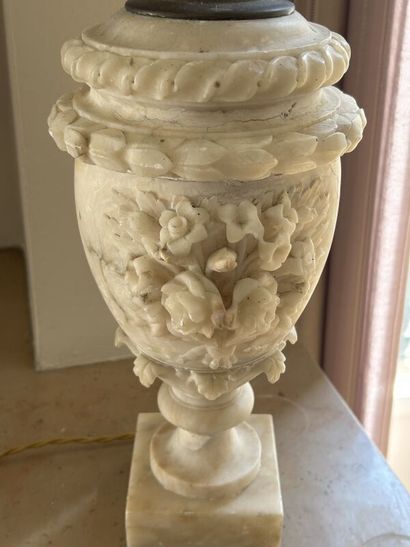 Alabaster lamp with floral decoration
Electrically...