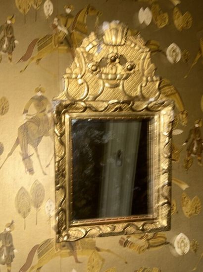 Small giltwood mirror
Numerous accidents
H....