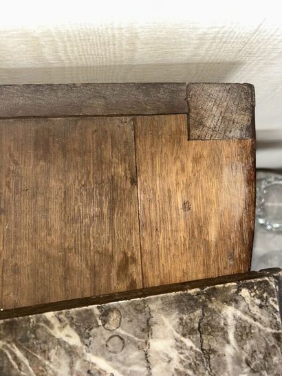 Small veneered chest of drawers with two...