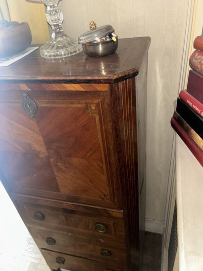Small veneered child's secretary,
Cut-edge...