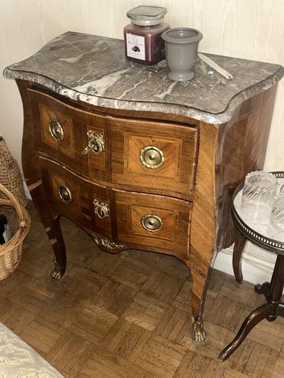 Small veneered chest of drawers with two...