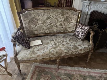 Gilded wood salon with sofa and four armchairs
Louis...