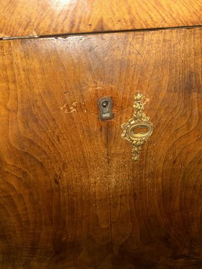 Mahogany and mahogany veneer desk.
It opens...