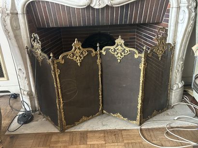 Four-leaf ormolu fire screen and carrying...