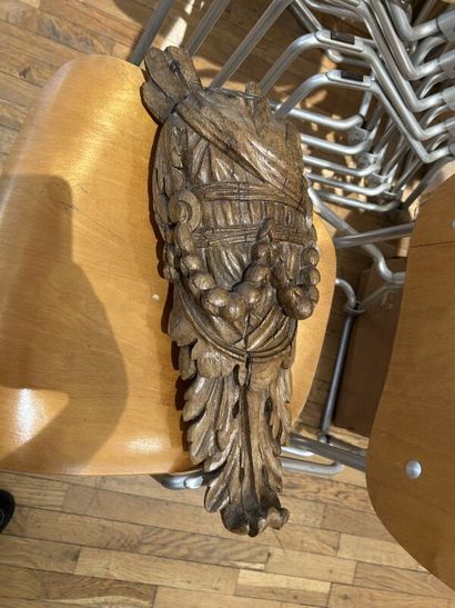 Lot of various trinkets including : 
A carved...
