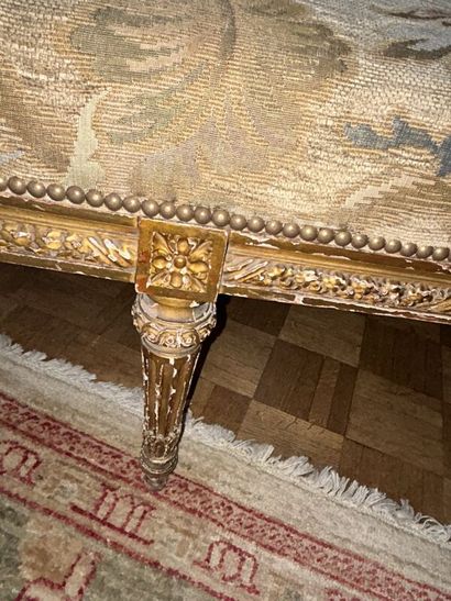 Gilded wood salon with sofa and four armchairs
Louis...