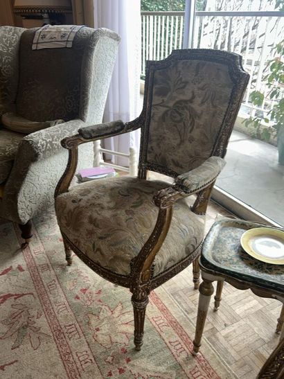 Gilded wood salon with sofa and four armchairs
Louis...