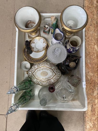 Lot of decorative knick-knacks such as boxes,...
