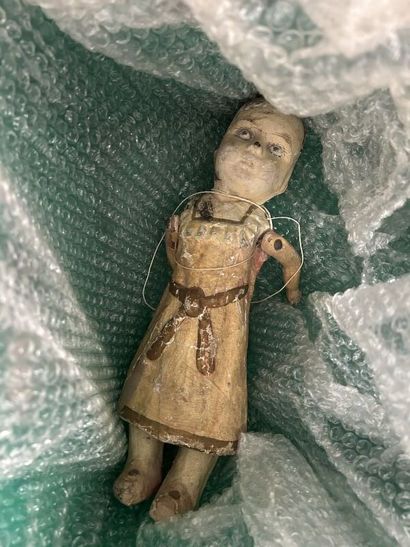 Lot of various trinkets including : 
A carved...