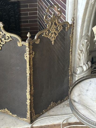 Four-leaf ormolu fire screen and carrying...