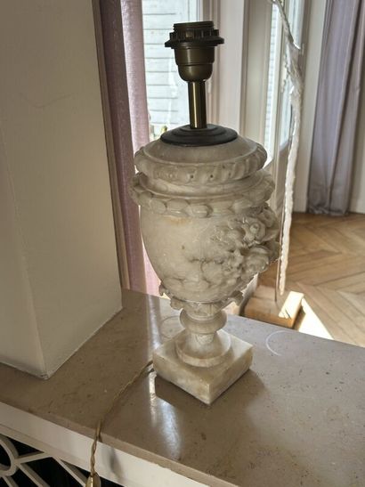 Alabaster lamp with floral decoration
Electrically...