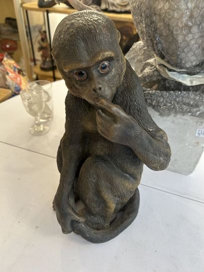 Lot of various trinkets including : 
A carved...