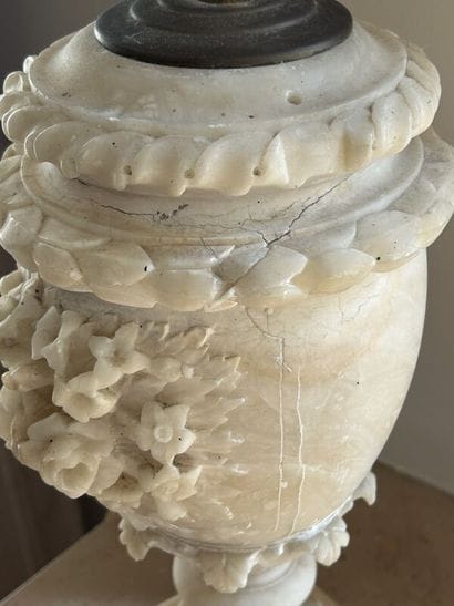 Alabaster lamp with floral decoration
Electrically...