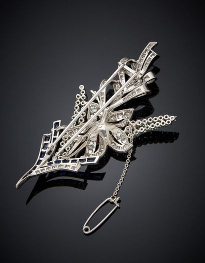 CLIP de CORSAGE « fleur » en platine (950‰)...