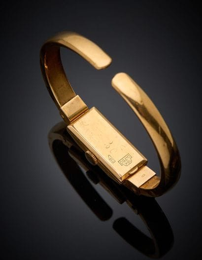 BRACELET MONTRE rectangulaire en or jaune...