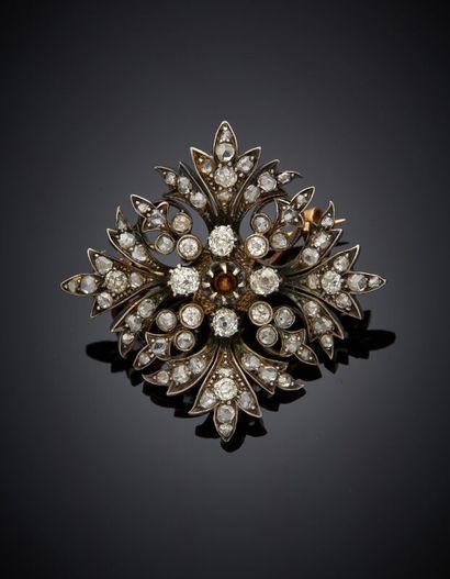 BROCHE « fleur » en or rose (750‰) et argent...