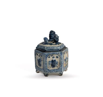 JAPAN - 19th century
Hexagonal porcelain...