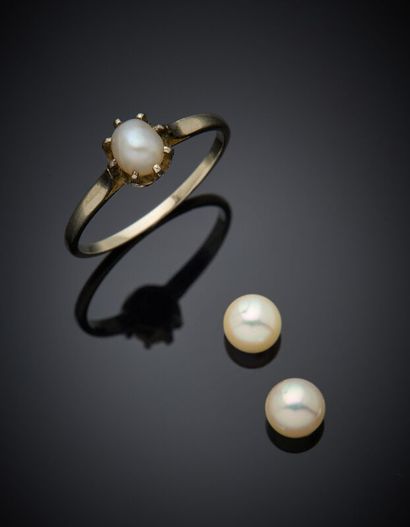 BAGUE en or gris (750‰) serti d'une perle...