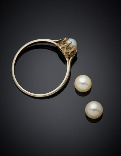 BAGUE en or gris (750‰) serti d'une perle...