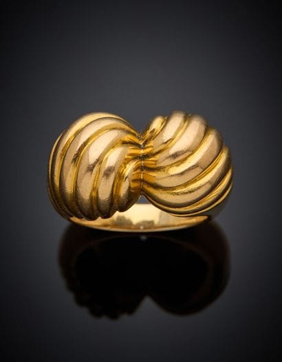 BAGUE bombée en or jaune (750‰) à godrons...