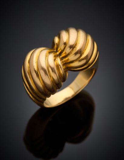 BAGUE bombée en or jaune (750‰) à godrons...