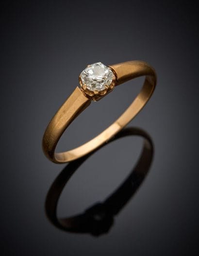 BAGUE solitaire en or rose (750‰) serti d'un...