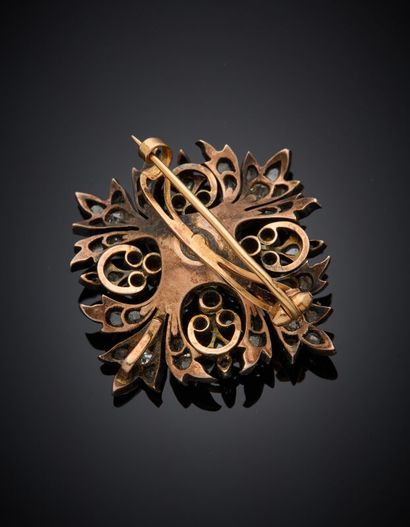 BROCHE « fleur » en or rose (750‰) et argent...