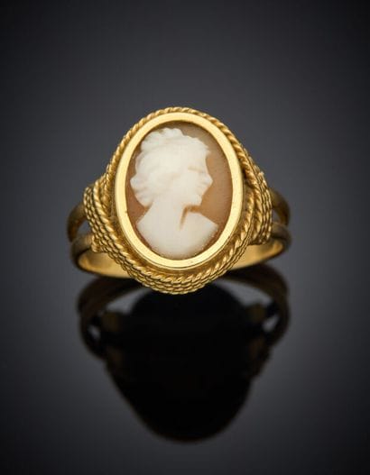 BAGUE en or jaune (750‰) torsadé et ajouré...
