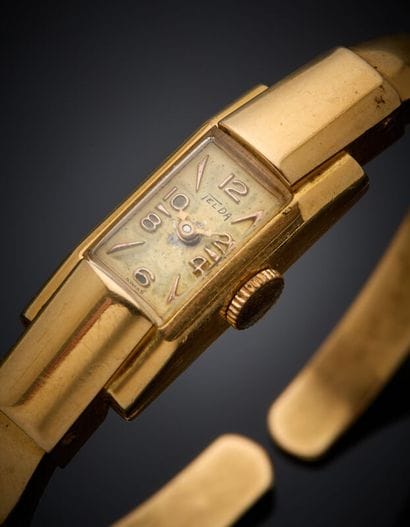 BRACELET MONTRE rectangulaire en or jaune...