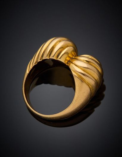 BAGUE bombée en or jaune (750‰) à godrons...