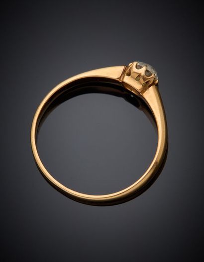 BAGUE solitaire en or rose (750‰) serti d'un...