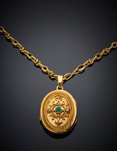 PENDENTIF PORTE-SOUVENIR ovale, et sa chaîne,...
